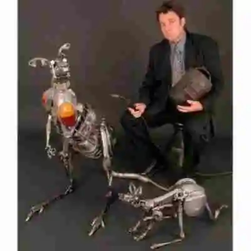 James Corbett y sus esculturas con piezas de automóviles