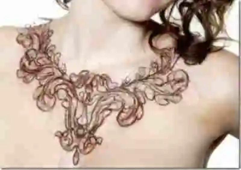 Kerry Howley y sus collares de cabello humano