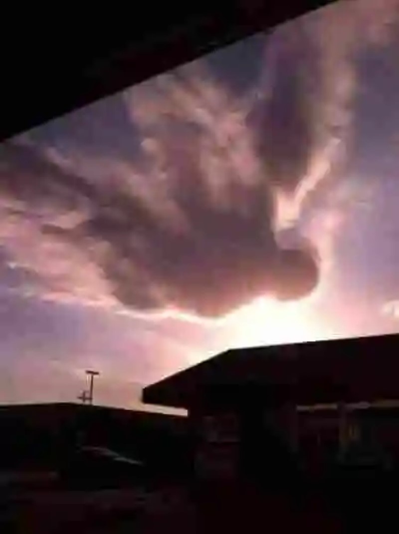 Fotografian un Enorme Angel en forma de nube sobre residencia