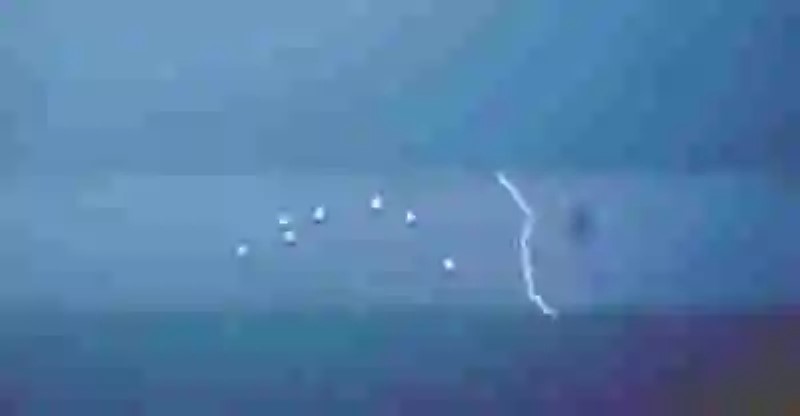 Extraña formación de “ovnis” ronda una tormenta eléctrica en México