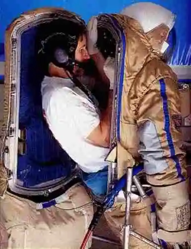 ¿Por qué los astronautas deben inhalar oxígeno puro antes de salir a sus caminatas espaciales?