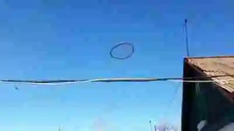 Un anillo de humo, salido de la nada, aparece en los cielos de Kazajistán