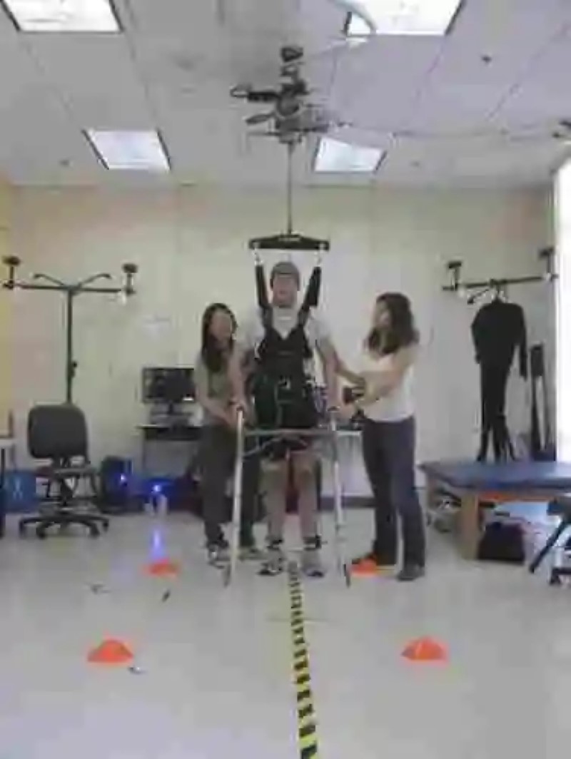 Científicos de la Universidad de California inventan una máquina que permite a un hombre volver a caminar