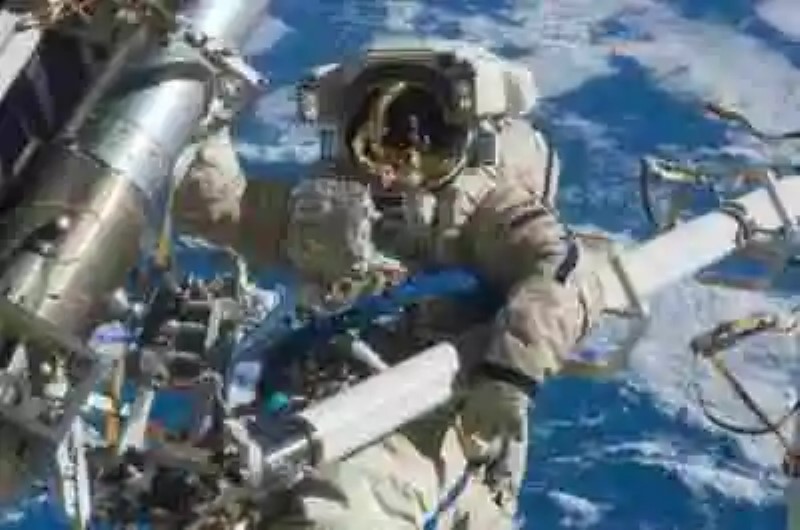 ¿Por qué los astronautas deben inhalar oxígeno puro antes de salir a sus caminatas espaciales?