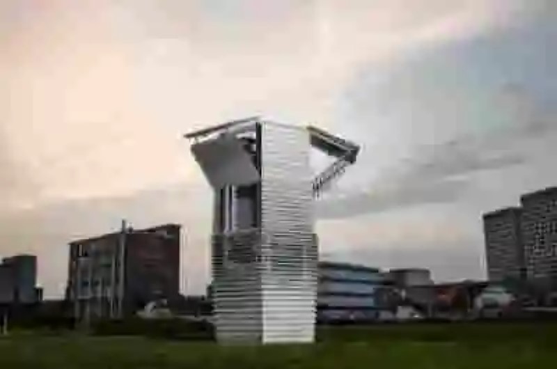 Artista construye una torre capaz de capturar contaminación y convertirla en joyería