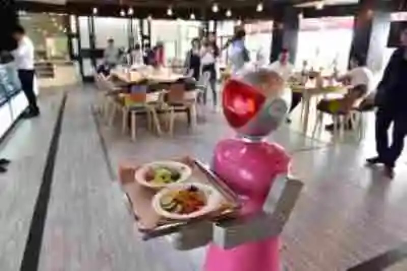 Restaurante en China “despide” a dos empleados robots
