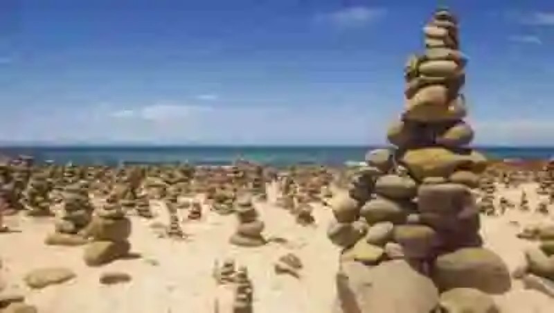 Especialistas piden a los viajeros que se abstengan de hacer “torres” con las rocas