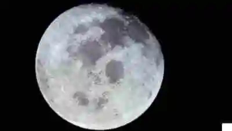 Científicos descubren grandes cantidades de agua bajo la superficie de la Luna