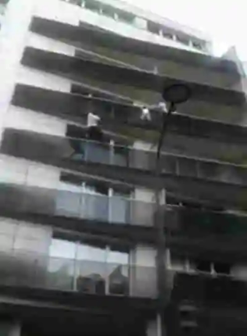 Gobierno francés le dará la ciudadanía al “Hombre Araña” de París, que trepó 4 pisos para salvar la vida de un niño