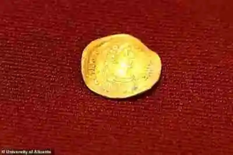 Varias monedas de oro en el fondo de la Costa Española