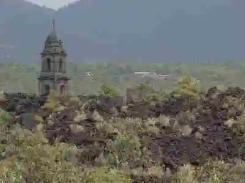Iglesia de San Juan de Paricutín y el volcán. Pueblos bajo la lava