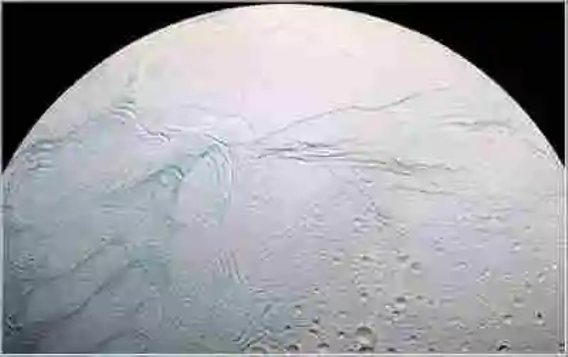 Descubren un océano salado en Encélado, una luna de Saturno
