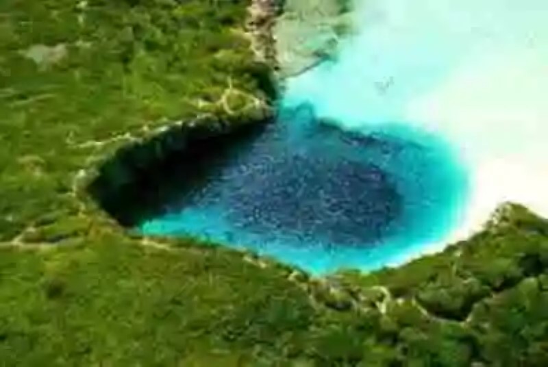 Salto base en el Blue Dean´s Hole, el agujero azul más profundo del mundo
