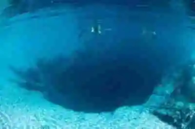 Salto base en el Blue Dean´s Hole, el agujero azul más profundo del mundo