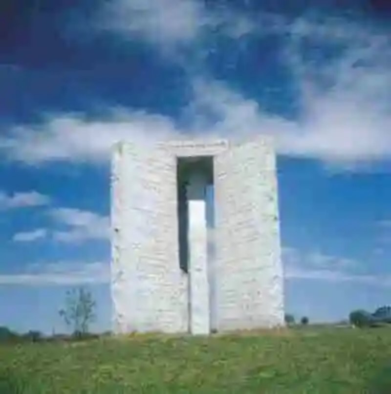 «Georgia Guidestone», un enigmatico monumento