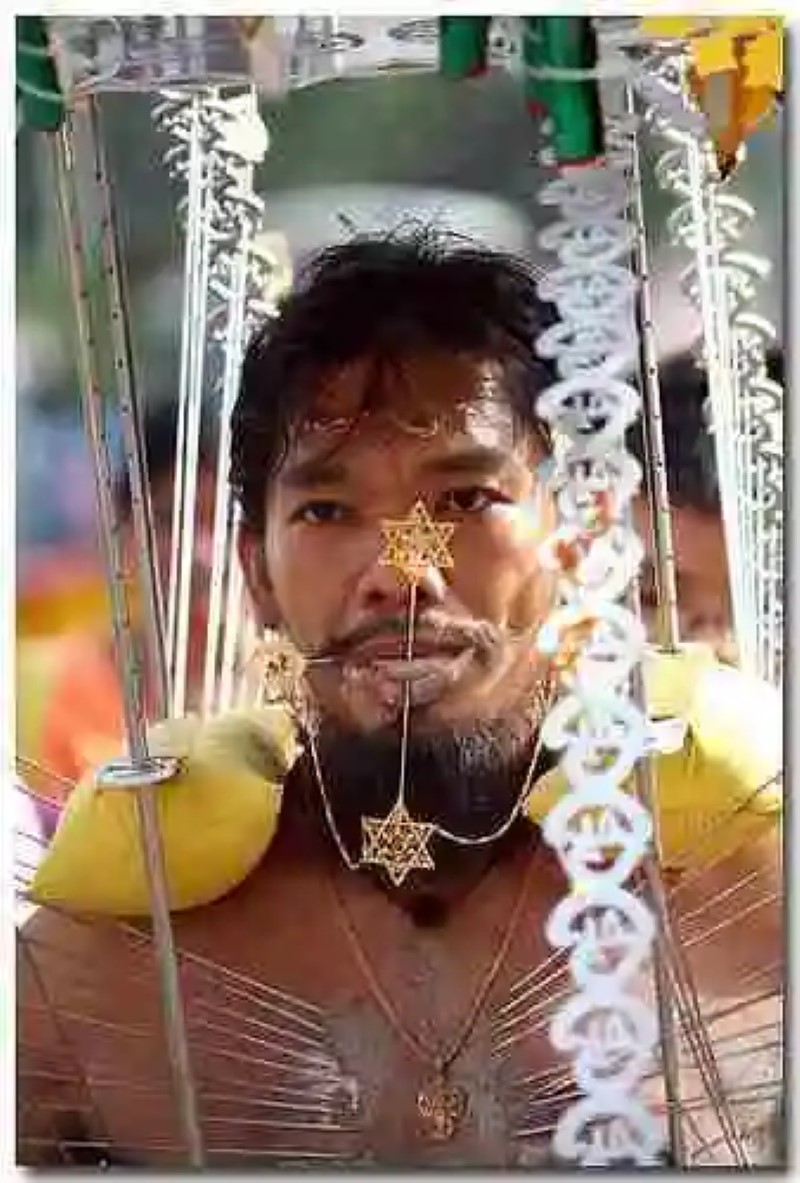 El Thaipusam. El devotismo hindú más extremo