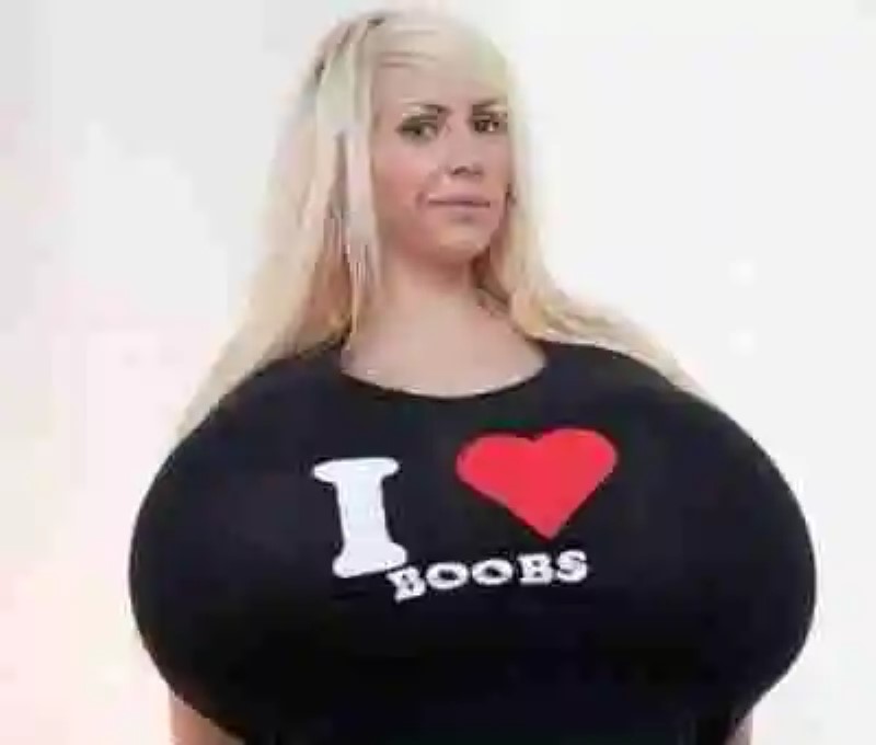 La mujer con los senos más grandes del mundo